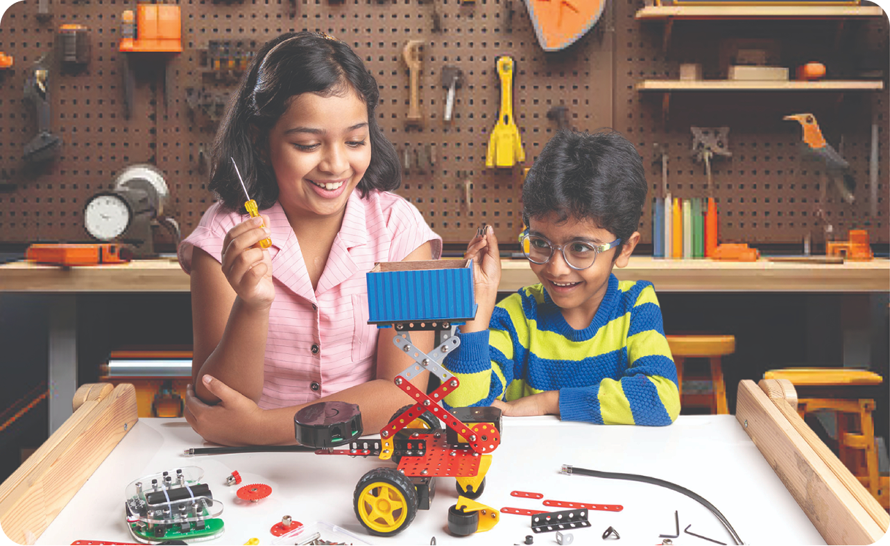 About hero — students building a robot kit